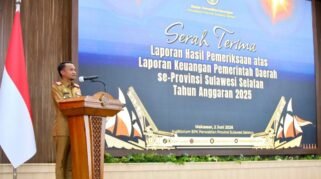 Bupati Bone Andi Asman Sulaiman memberikan sambutan pada acara penyerahan LHP LKPD Tahun Anggaran 2025 di Auditorium BPK Sulawesi Selatan, Makassar.