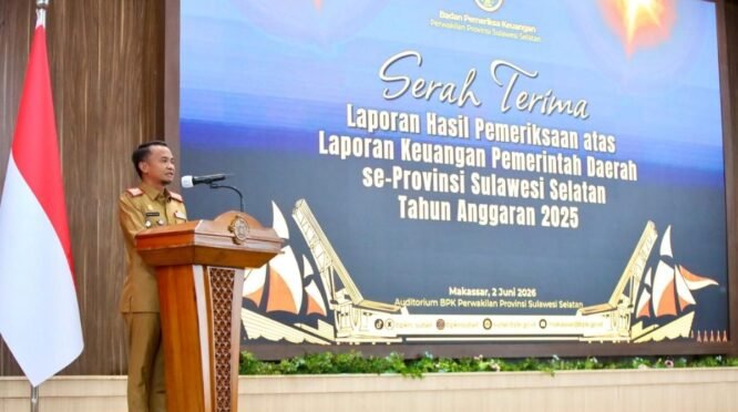 Bupati Bone Andi Asman Sulaiman memberikan sambutan pada acara penyerahan LHP LKPD Tahun Anggaran 2025 di Auditorium BPK Sulawesi Selatan, Makassar.