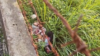 Tumpukan pakaian dalam ditemukan di semak-semak dekat pagar pembatas kawasan BTN Vila Bugenvil, Watampone, diduga berkaitan dengan laporan warga mengenai dugaan pencurian pakaian dalam.