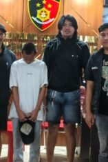 Petugas Tim URC Satreskrim Polres Bone mengamankan remaja berinisial KHL (16) yang diduga melakukan pencurian di Masjid Dahlan Ullang, Bone, dan membawanya ke Mapolres Bone untuk proses hukum lebih lanjut.