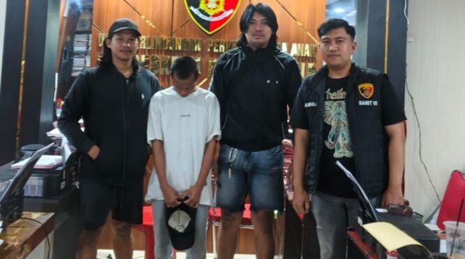 Petugas Tim URC Satreskrim Polres Bone mengamankan remaja berinisial KHL (16) yang diduga melakukan pencurian di Masjid Dahlan Ullang, Bone, dan membawanya ke Mapolres Bone untuk proses hukum lebih lanjut.