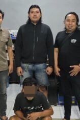 Petugas Tim URC Satreskrim Polres Bone mengamankan pria berinisial BGL yang diduga sebagai pelaku penganiayaan dengan senjata tajam di Kecamatan Berebbo, Kabupaten Bone, untuk diproses sesuai hukum yang berlaku.