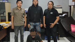 Petugas Tim URC Satreskrim Polres Bone mengamankan pria berinisial BGL yang diduga sebagai pelaku penganiayaan dengan senjata tajam di Kecamatan Berebbo, Kabupaten Bone, untuk diproses sesuai hukum yang berlaku.