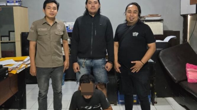 Petugas Tim URC Satreskrim Polres Bone mengamankan pria berinisial BGL yang diduga sebagai pelaku penganiayaan dengan senjata tajam di Kecamatan Berebbo, Kabupaten Bone, untuk diproses sesuai hukum yang berlaku.
