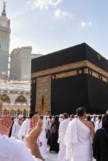 Jemaah haji melaksanakan tawaf dan berdoa mengelilingi Ka'bah di Masjidil Haram Makkah.