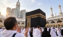 Jemaah haji melaksanakan tawaf dan berdoa mengelilingi Ka'bah di Masjidil Haram Makkah.