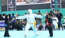 Dua pesilat anak berhadapan di arena pencak silat dengan seorang wasit di tengah pertandingan Arung Palakka Championship I Piala Bupati Bone 2026.