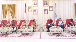 Bupati Bone Andi Asman Sulaiman mengikuti exit meeting pemeriksaan kinerja RSUD Tenriawaru bersama Tim BPK RI.