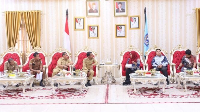 Bupati Bone Andi Asman Sulaiman mengikuti exit meeting pemeriksaan kinerja RSUD Tenriawaru bersama Tim BPK RI.