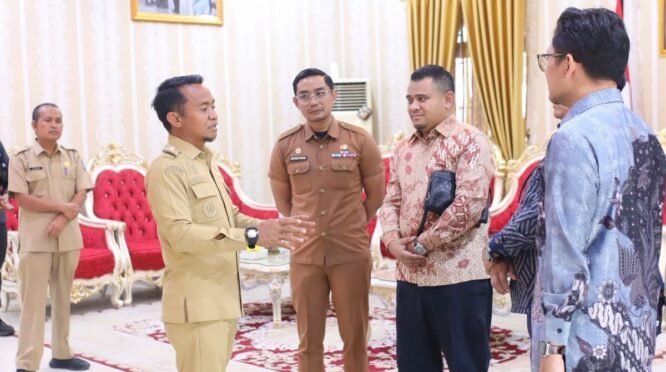Bupati Bone Andi Asman Sulaiman membahas pengembangan Super App Kabupaten Bone bersama PT Citra Celebes Multimedia dan Indosat.