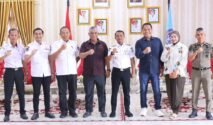 Bupati Bone bersama perwakilan PT Berkah Sukses Sejati dan sejumlah pejabat berfoto bersama di Rumah Jabatan Bupati Bone.