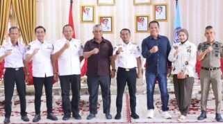 Bupati Bone bersama perwakilan PT Berkah Sukses Sejati dan sejumlah pejabat berfoto bersama di Rumah Jabatan Bupati Bone.