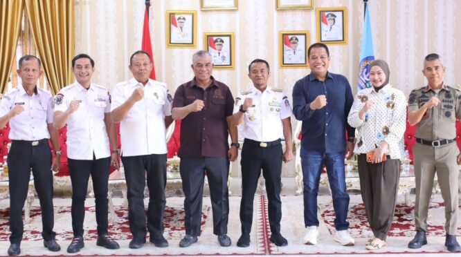 Bupati Bone bersama perwakilan PT Berkah Sukses Sejati dan sejumlah pejabat berfoto bersama di Rumah Jabatan Bupati Bone.
