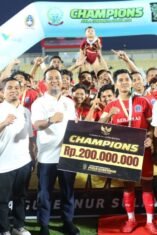 Pemain Bone BerAmal FC bersama jajaran pemerintah daerah dan pendukung merayakan juara Piala Gubernur Sulsel 2026 sambil memegang simbol hadiah Rp200 juta di Stadion Gelora BJ Habibie.