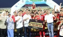 Pemain Bone BerAmal FC bersama jajaran pemerintah daerah dan pendukung merayakan juara Piala Gubernur Sulsel 2026 sambil memegang simbol hadiah Rp200 juta di Stadion Gelora BJ Habibie.