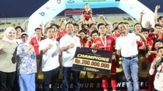 Pemain Bone BerAmal FC bersama jajaran pemerintah daerah dan pendukung merayakan juara Piala Gubernur Sulsel 2026 sambil memegang simbol hadiah Rp200 juta di Stadion Gelora BJ Habibie.