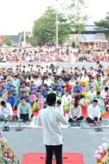 Ribuan warga menghadiri Maulid Nabi Muhammad SAW di Lapangan Merdeka Watampone dengan membawa male hias dalam suasana penuh kebersamaan.