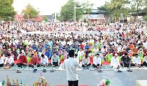 Ribuan warga menghadiri Maulid Nabi Muhammad SAW di Lapangan Merdeka Watampone dengan membawa male hias dalam suasana penuh kebersamaan.