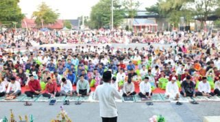 Ribuan warga menghadiri Maulid Nabi Muhammad SAW di Lapangan Merdeka Watampone dengan membawa male hias dalam suasana penuh kebersamaan.