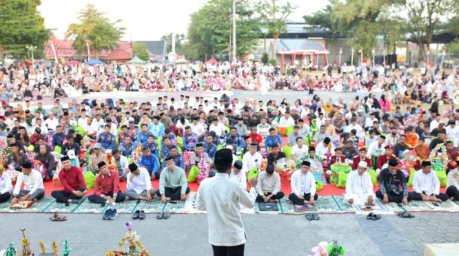 Ribuan warga menghadiri Maulid Nabi Muhammad SAW di Lapangan Merdeka Watampone dengan membawa male hias dalam suasana penuh kebersamaan.