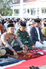 Bupati Bone bersama Forkopimda dan ribuan warga melaksanakan Salat Istisqa di Lapangan Merdeka Watampone untuk memohon turunnya hujan.