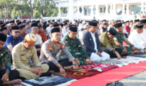 Bupati Bone bersama Forkopimda dan ribuan warga melaksanakan Salat Istisqa di Lapangan Merdeka Watampone untuk memohon turunnya hujan.