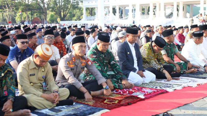 Bupati Bone bersama Forkopimda dan ribuan warga melaksanakan Salat Istisqa di Lapangan Merdeka Watampone untuk memohon turunnya hujan.
