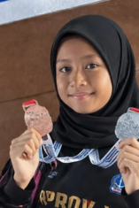 Qiandra Azkadina Asrin menunjukkan dua medali hasil kejuaraan renang di Gowa.