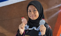Qiandra Azkadina Asrin menunjukkan dua medali hasil kejuaraan renang di Gowa.