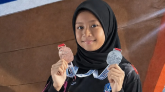 Qiandra Azkadina Asrin menunjukkan dua medali hasil kejuaraan renang di Gowa.