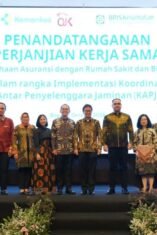Sejumlah perwakilan BPJS Kesehatan, OJK, Kementerian Kesehatan, dan perusahaan asuransi berfoto bersama usai penandatanganan kerja sama KAPJ.
