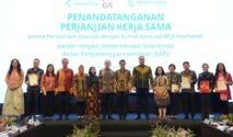 Sejumlah perwakilan BPJS Kesehatan, OJK, Kementerian Kesehatan, dan perusahaan asuransi berfoto bersama usai penandatanganan kerja sama KAPJ.