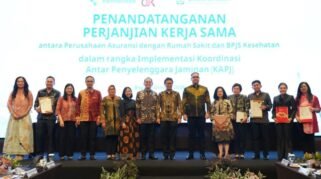 Sejumlah perwakilan BPJS Kesehatan, OJK, Kementerian Kesehatan, dan perusahaan asuransi berfoto bersama usai penandatanganan kerja sama KAPJ.