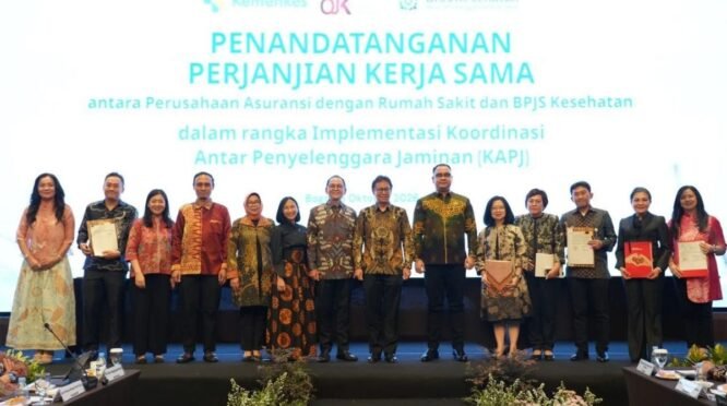 Sejumlah perwakilan BPJS Kesehatan, OJK, Kementerian Kesehatan, dan perusahaan asuransi berfoto bersama usai penandatanganan kerja sama KAPJ.