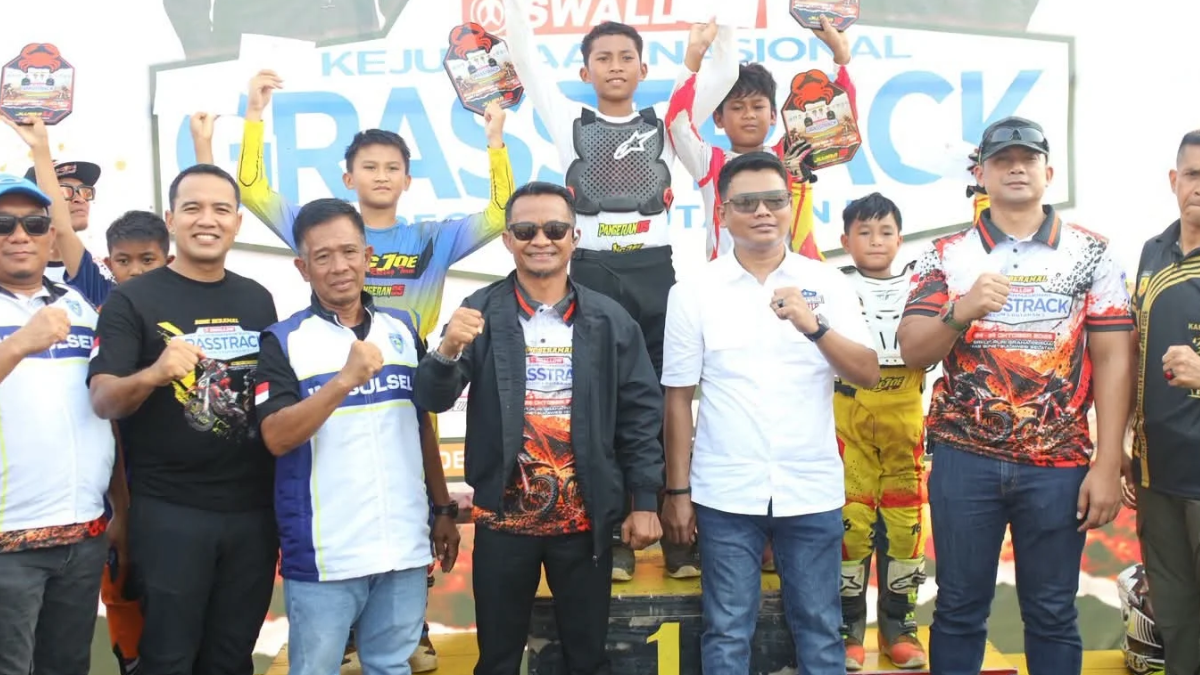 Kejurnas Grasstrack Region 5 Sulsel 2026 Ditutup di Bone, Bupati Serahkan Hadiah kepada Para Juara