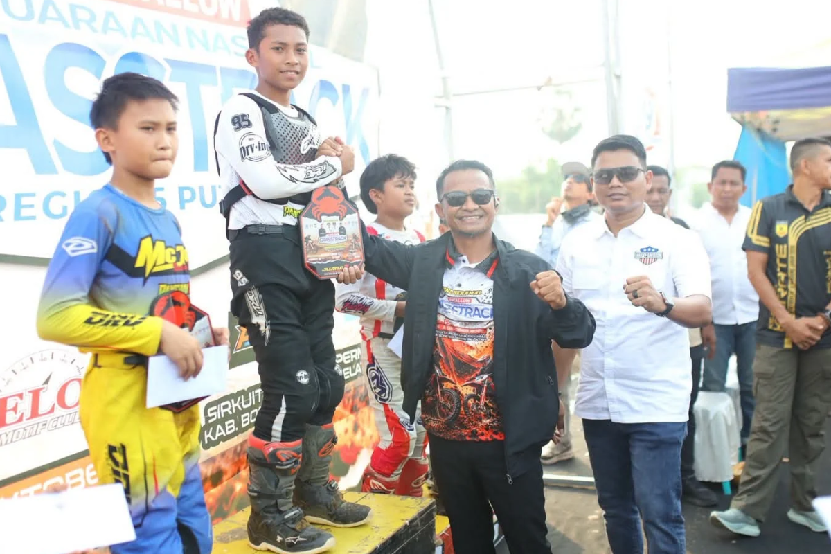 Kejurnas Grasstrack Region 5 Sulsel 2026 Ditutup di Bone, Bupati Serahkan Hadiah kepada Para Juara