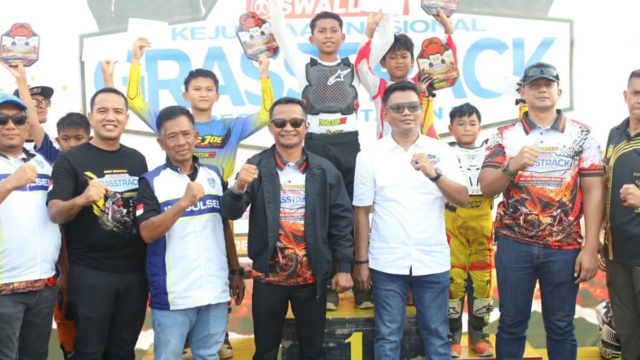 Kejurnas Grasstrack Region 5 Sulsel 2026 Ditutup di Bone, Bupati Serahkan Hadiah kepada Para Juara