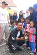 Bupati Bone Andi Asman Sulaiman menyerahkan produk susu kepada anak-anak untuk mendukung pemenuhan gizi dan pencegahan stunting.