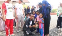 Bupati Bone Andi Asman Sulaiman menyerahkan produk susu kepada anak-anak untuk mendukung pemenuhan gizi dan pencegahan stunting.