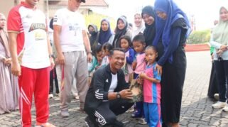 Bupati Bone Andi Asman Sulaiman menyerahkan produk susu kepada anak-anak untuk mendukung pemenuhan gizi dan pencegahan stunting.