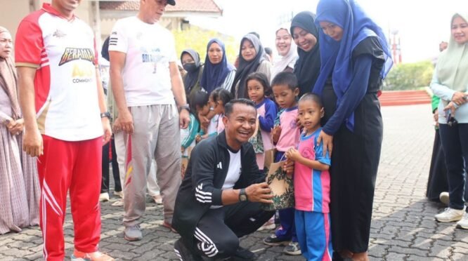 Bupati Bone Andi Asman Sulaiman menyerahkan produk susu kepada anak-anak untuk mendukung pemenuhan gizi dan pencegahan stunting.