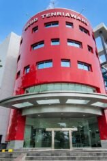 Gedung RSUD Tenriawaru Bone dengan menara merah dan pintu masuk utama rumah sakit.