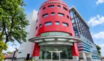 Gedung RSUD Tenriawaru Bone dengan menara merah dan pintu masuk utama rumah sakit.