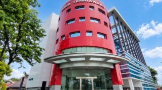 Gedung RSUD Tenriawaru Bone dengan menara merah dan pintu masuk utama rumah sakit.