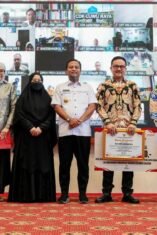 Gubernur Sulsel Andi Sudirman Sulaiman bersama pejabat Pemprov Sulsel dalam acara pelepasan purnabakti Jufri Rahman dan Iqbal Suaeb.