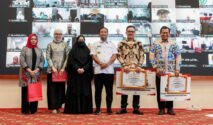 Gubernur Sulsel Andi Sudirman Sulaiman bersama pejabat Pemprov Sulsel dalam acara pelepasan purnabakti Jufri Rahman dan Iqbal Suaeb.