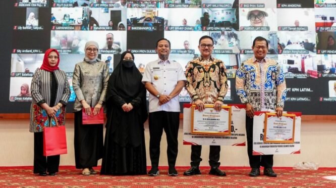 Gubernur Sulsel Andi Sudirman Sulaiman bersama pejabat Pemprov Sulsel dalam acara pelepasan purnabakti Jufri Rahman dan Iqbal Suaeb.