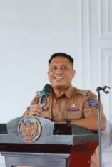 Andi Winarno Eka Putra saat menjabat Pj Bupati Bone mengenakan pakaian dinas dan menyampaikan sambutan di depan podium