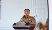 Andi Winarno Eka Putra saat menjabat Pj Bupati Bone mengenakan pakaian dinas dan menyampaikan sambutan di depan podium