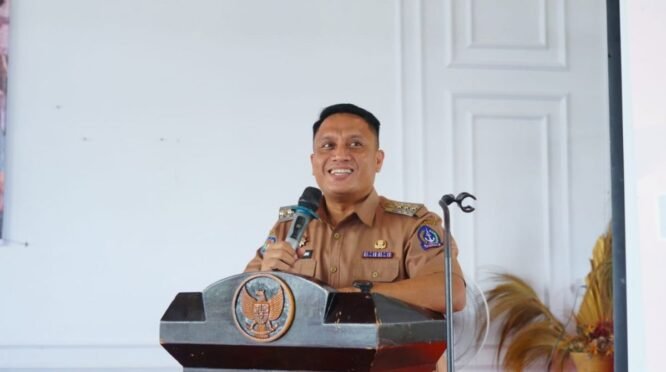 Andi Winarno Eka Putra saat menjabat Pj Bupati Bone mengenakan pakaian dinas dan menyampaikan sambutan di depan podium